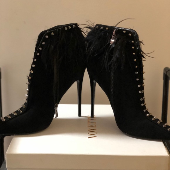 Black suede bootie lined with ostrich feathers and spikes. - Picture 6 of 6